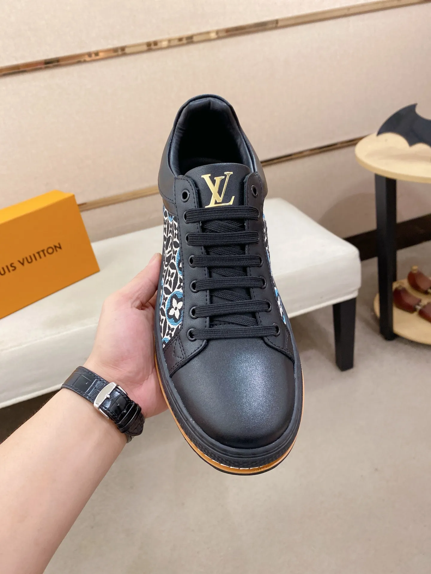 Men's clothing and shoes 400💰Louis Vuitton (Louis Vuitton/LV) top 🔍🔍 new models are on sale at the same time, the upper 🇮🇹 imported first-layer cowhide from Italy, fully imported sheepskin lining 💪💪, completely 1⃣️ to 1 ⃣️Re-engraved🇮🇹💪💪, ⚠Sole: The original sole is specially provided by the original factory, the exclusive movable molded sole is super comfortable, ⚠The original factory follows the order, 🔍🔍high quality, you can enter and exit the counter at will, welcome to compare⚠. Code number:38-44